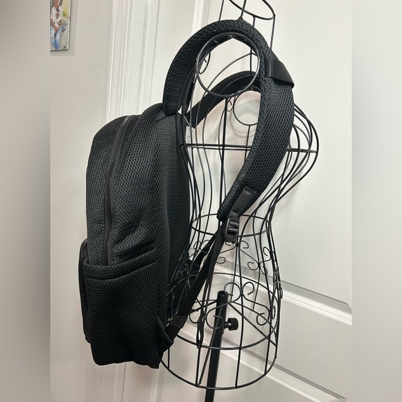 lululemon athletica Black Everywhere Backpack 22L  Mesh-PRICE IS FIRM - Picture 4 of 4